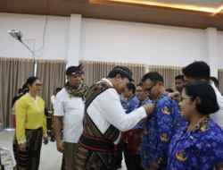 Bupati Sabu Raijua Serahkan Satyalancana Karya Satya kepada 73 PNS, Apresiasi Pengabdian Puluhan Tahun