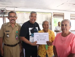 Wakil Bupati Sabu Raijua Serahkan BLT Dana Desa untuk 54 KPM di Raenyale