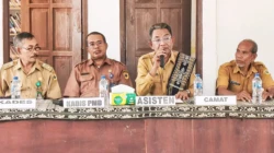 Lantik Kasi Pelayanan Desa Raenyale, Bupati Minta Dana Desa Dikelola Transparan demi Kepentingan Warga