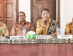 Lantik Kasi Pelayanan Desa Raenyale, Bupati Minta Dana Desa Dikelola Transparan demi Kepentingan Warga