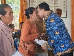 Bupati Sabu Raijua Serahkan BLT Dana Desa di Desa Eiada, Paparkan Kebijakan Anggaran dan Program Prioritas