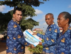 Pemkab Sabu Raijua Serahkan Bantuan Modal Usaha kepada Empat ASN Purnabakti