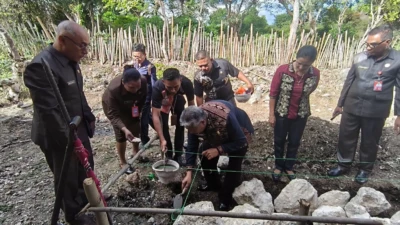 Wabup Thobias Uly Letakkan Batu Pertama Revitalisasi 5 SD di Sabu Raijua, Tekankan Transparansi Pembangunan