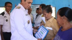 Bupati Krisman Serahkan BLT Dana Desa dan Bantuan Stunting di Menia, Tekankan Kolaborasi Bangun Sabu Raijua