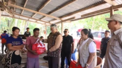 Wakil Bupati Sabu Raijua Serahkan Bantuan untuk Korban Kebakaran Rumah di Desa Nadawawi