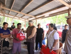 Wakil Bupati Sabu Raijua Serahkan Bantuan untuk Korban Kebakaran Rumah di Desa Nadawawi